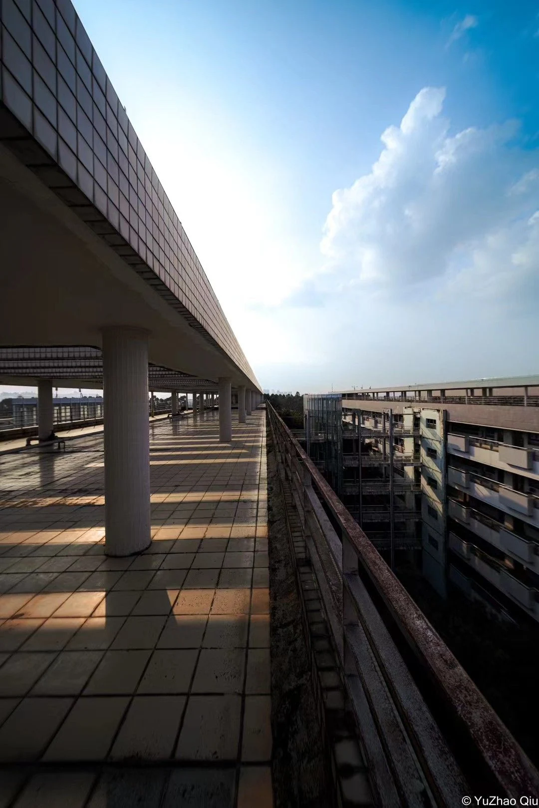 蓝天下屋顶廊道的建筑透视